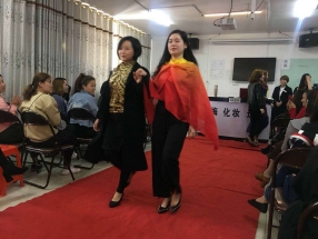 华晟的学生们学校色彩